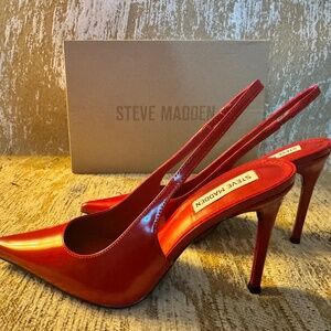 NWT Steve Madden Womens Reyes - size 8.5 US